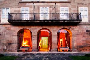 列加內斯的住宿－Posada Villa Esperanza，一座带阳台的建筑