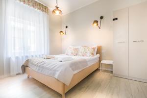 Posteľ alebo postele v izbe v ubytovaní Apartamenty City.