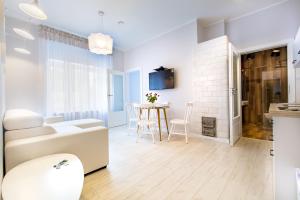Televízia a/alebo spoločenská miestnosť v ubytovaní Apartamenty City.
