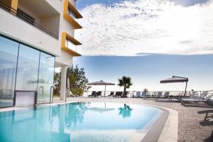 una piscina frente a un edificio en Esperia Palace Hotel & Resort Spa en Zafferana Etnea