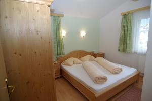Łóżko lub łóżka w pokoju w obiekcie Chalet Tirolerland