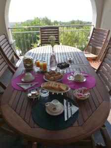 uma mesa de madeira com comida em cima em B&B Anna Maria em San Giovanni a Piro