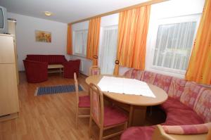 salon ze stołem i kanapą w obiekcie Chalet Tirolerland w Mayrhofen +5 zdjęć