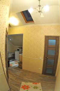 ein Zimmer mit Küche und ein Flur mit Tür in der Unterkunft Main Street Apartments in Chişinău + 36 Fotos