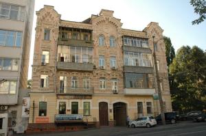 stary budynek z samochodem zaparkowanym przed nim w obiekcie Kyiv 2Rooms White Apartment w Kijowie