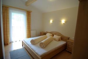 sypialnia z łóżkiem z dwiema poduszkami i oknem w obiekcie Chalet Tirolerland w Mayrhofen