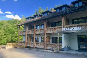 Marmotta Alpin hotel في موهلباخ آم هوشكونيغ: مبنى عليه لوحة تدل على فندق أمراء الحرب