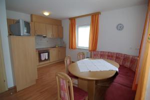 kuchnia ze stołem i jadalnią w obiekcie Chalet Tirolerland w Mayrhofen