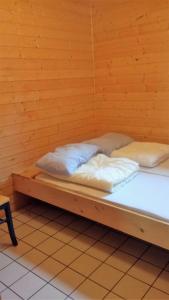 Кровать или кровати в номере Folven Adventure Camp