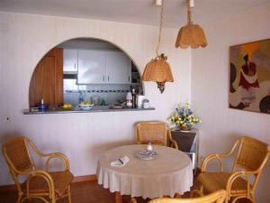 a kitchen with a table and chairs in a room at Las Palmeras II- Fincas Arena in Benidorm
