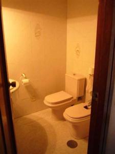 a bathroom with a white toilet and a sink at Las Palmeras II- Fincas Arena in Benidorm