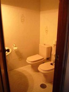 ベニドルムにあるLas Palmeras II- Fincas Arenaのバスルーム(白いトイレ、シンク付)