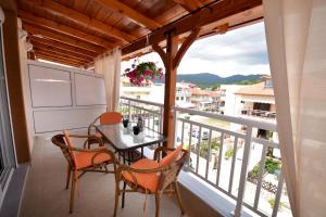 a balcony with a table and chairs and a view at Billy's House in Sarti