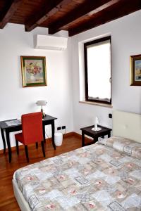 ペスカンティーナにあるCasa di Karimのベッドルーム1室(ベッド1台、デスク、窓付)