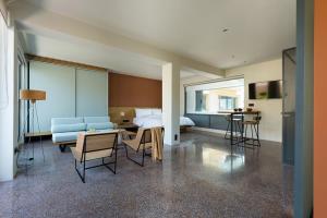 Televízia a/alebo spoločenská miestnosť v ubytovaní Acropolis View Luxury Apartment