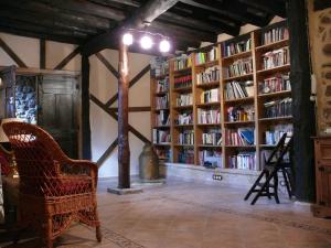 uma biblioteca com estantes cheias de livros em Casa Bethona em Jerte