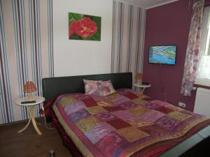 Ein Bett oder Betten in einem Zimmer der Unterkunft Ferienhaus Regenbogen
