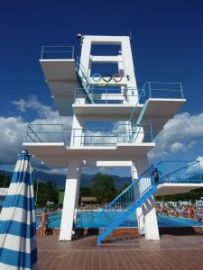 una torre salvavidas en la playa con dos anillos en A House In Tuscany, en Bagnone