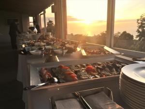 ein Buffet mit vielen verschiedenen Speisen in der Unterkunft Hotel Orizzonte Blu in Tropea