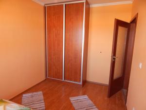 ハイドゥソボスローにあるN Apartmanのクローゼットとドアが付いた空の部屋