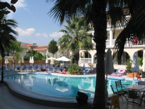 Der Swimmingpool an oder in der Nähe von Zante Plaza Hotel & Apartments