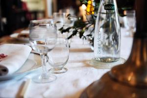 - une table avec des verres à vin et une bouteille dans l'établissement Saint Victor La Grand' Maison, à Ingrandes