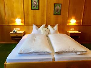 Posteľ alebo postele v izbe v ubytovaní Hotel Schwarzer Adler