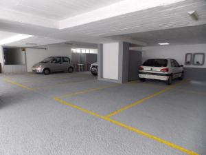 twee auto's geparkeerd in een lege parkeergarage bij Bonne Etoile in Punta del Este