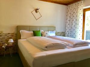 Posteľ alebo postele v izbe v ubytovaní Hotel Schwarzer Adler