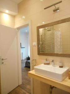 y baño con lavabo blanco y espejo. en Z&D Apartment, en Pula