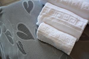 two white towels sitting on top of a bed at Hotel Ristorante Fortuna in Cavallino-Treporti