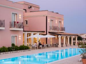 Bazén v ubytovaní Hotel Danieli Pozzallo alebo v jeho blízkosti