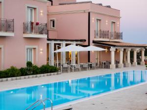 Bazén v ubytovaní Hotel Danieli Pozzallo alebo v jeho blízkosti