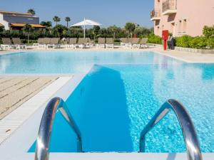 Bazén v ubytovaní Hotel Danieli Pozzallo alebo v jeho blízkosti
