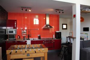 una cocina con azulejos rojos en la pared en Loboratorio Rural-Cuenta hasta 3, en Umbrías