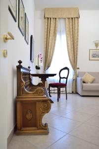 a living room with a table and a chair at Sissi Suite in Venice
