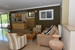 - un salon avec un canapé et une table dans l'établissement Phaistos Hotel, à Tolón