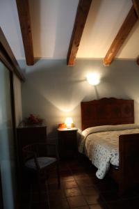 1 dormitorio con cama, lámpara y silla en Cà Veja, en Montà