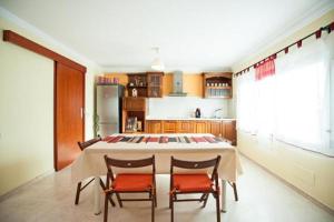 CarrizalにあるHaus Gran Canariaのキッチン(テーブル、椅子2脚付)