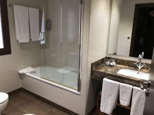 Ett badrum på Hotel Entredos