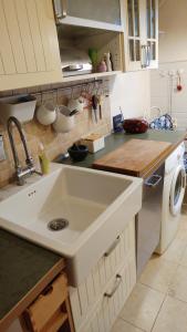 a kitchen with a sink and a washing machine at W kamienicy in Gdańsk