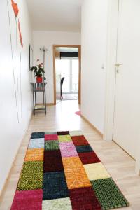 een hal met een kleurrijk tapijt op de vloer bij Charlotte Flat Heidelberg in Heidelberg