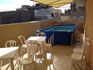 a ping pong table and chairs on a roof at Hotel Hacienda Salvador in San Juan de los Lagos