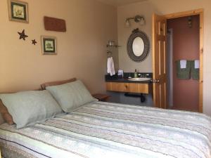 Postel nebo postele na pokoji v ubytování Bay Avenue Inn