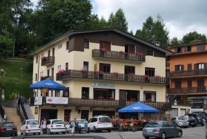 Budova, v ktorej sa hotel nachádza + 36 fotografií