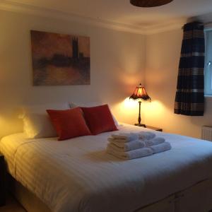 een slaapkamer met een bed met handdoeken erop bij The Botanic Hub West End - 2 Bedrooms in Glasgow +21 foto's