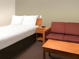 Tempat tidur dalam kamar di WoodSpring Suites Junction City
