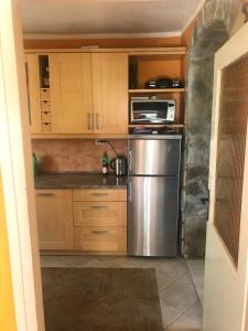 una cucina con frigorifero e armadietti in acciaio inossidabile di Andrea Holiday Home a Primošten