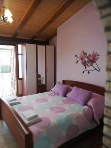 ein Schlafzimmer mit einem Bett mit einer Blume an der Wand in der Unterkunft Apartments Val Mari - Laguna in Rovinj