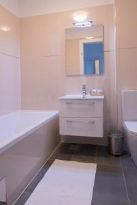Kúpeľňa v ubytovaní Aparthotel Punta Blu - POOL & SPA